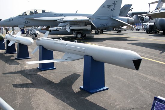 中国展出CM802AKG防区外打击导弹 堪称点穴利器