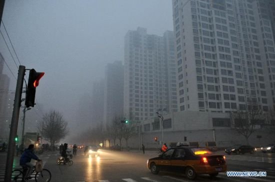 河北再遭雾霾侵袭 石家庄整个城市一片灰暗