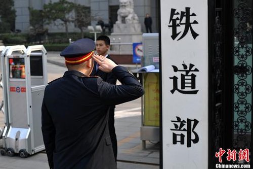 人群聚集原铁道部门前拍照留念 队伍长达20米